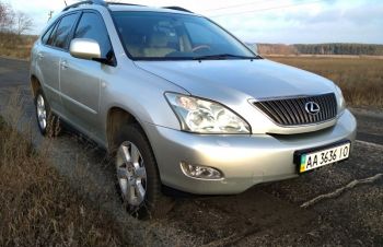 Водитель на своем автомобиле Lexus RX 300, Киев