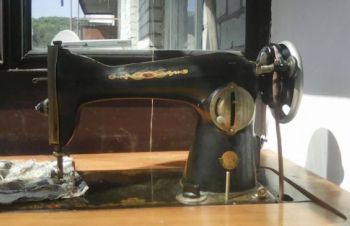 Швейная машинка ПМЗ с ножным приводом и столом-тумбой, Львов