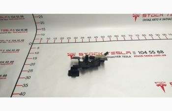 Замок капота на две петли (передний) Tesla model S 6007572-00-E 6007572-00, Киев