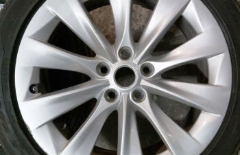 Диск колесный 19X8.0 ET40 &mdash; SILVER SLIPSTREAM с повреждением Tesla model S, Киев