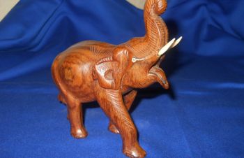 Деревянный слон ручной работы, Недригайлов