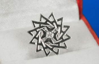 Брошь-значок серебряный &mdash; звезда Эрцгаммы.Повышает имидж.Приносит удачу.Диам 1.5см, Киев
