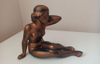 Статуэтка сидящей обнаженной женщины из керамики, Киев